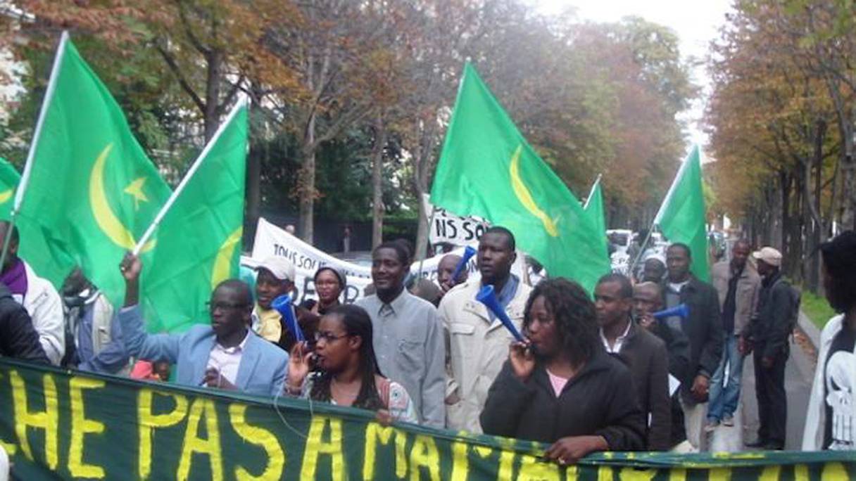 Manifestation de la diaspora mauritanienne à Paris contre l'enrôlement discriminatoire. 