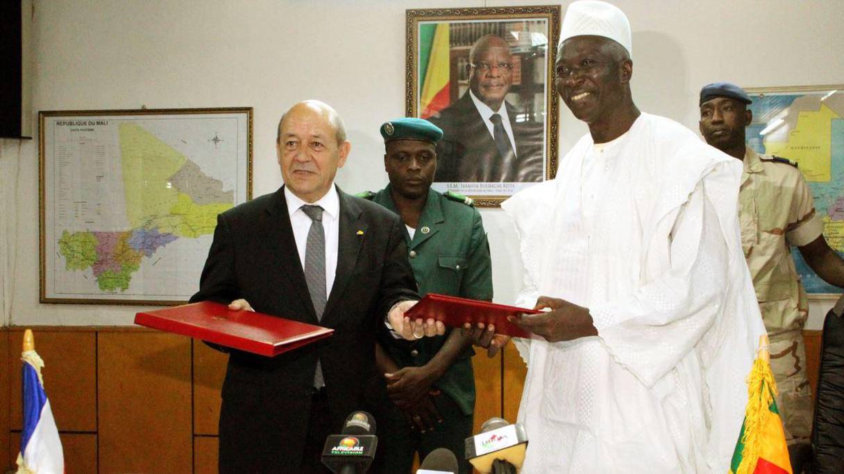 Jean-Yves Le Drian, ministre français des Affaires étrangères et Bah Ndaw, le président malien de la transition.