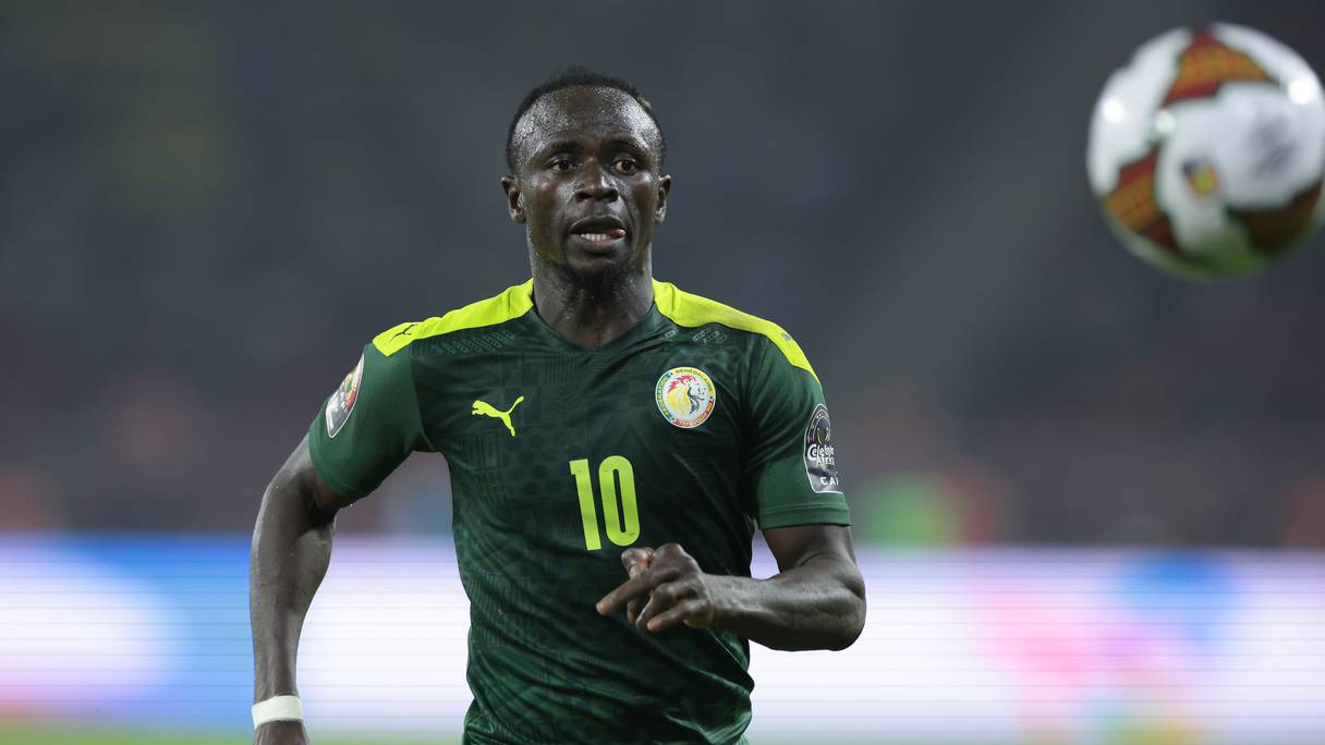 L'attaquant sénégalais Sadio Mane regarde le ballon lors du match de football final de la Coupe d'Afrique des Nations (CAN) 2021 entre le Sénégal et l'Égypte au Stade d'Olembe à Yaoundé, le 06 février 2022.