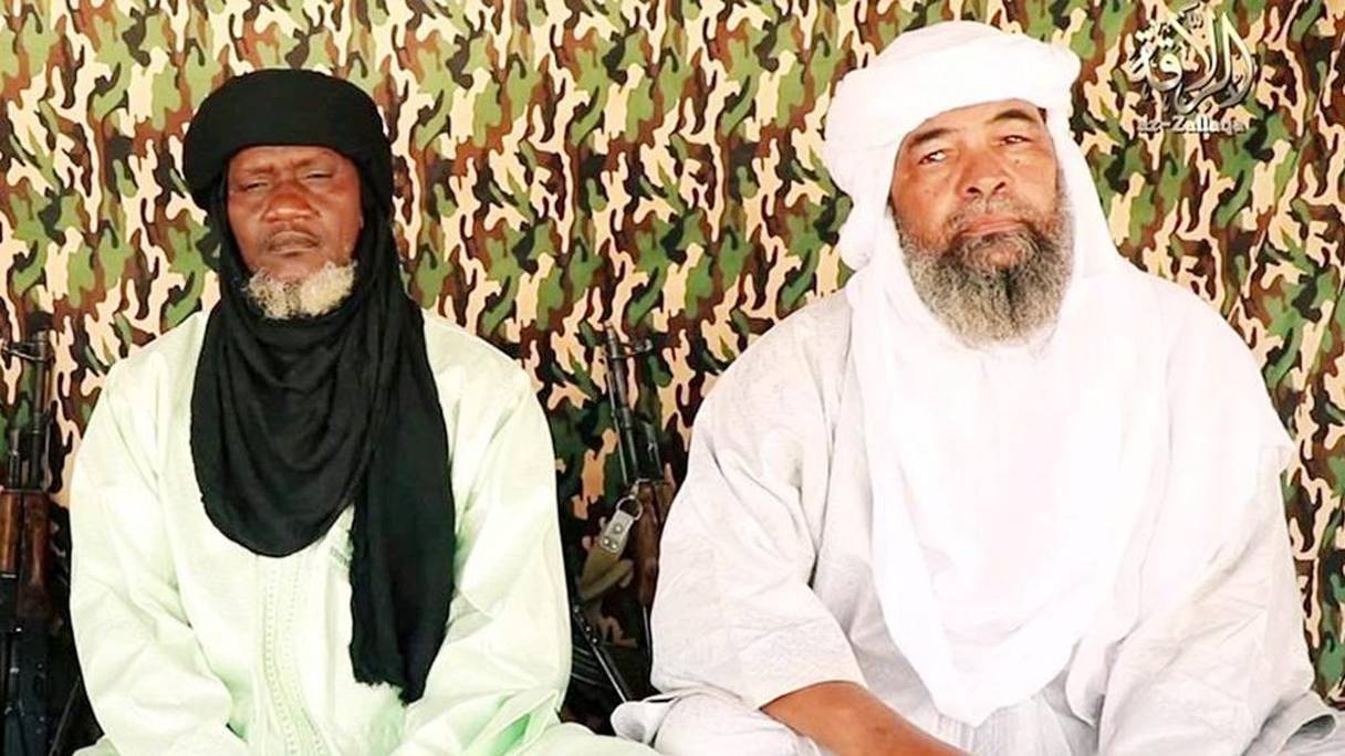Iyad Ag Ghali (à droite), leader du GSIM, une coalition de cinq groupes terroristes, et Amadou Koufa, leader de la Katiba Macina.