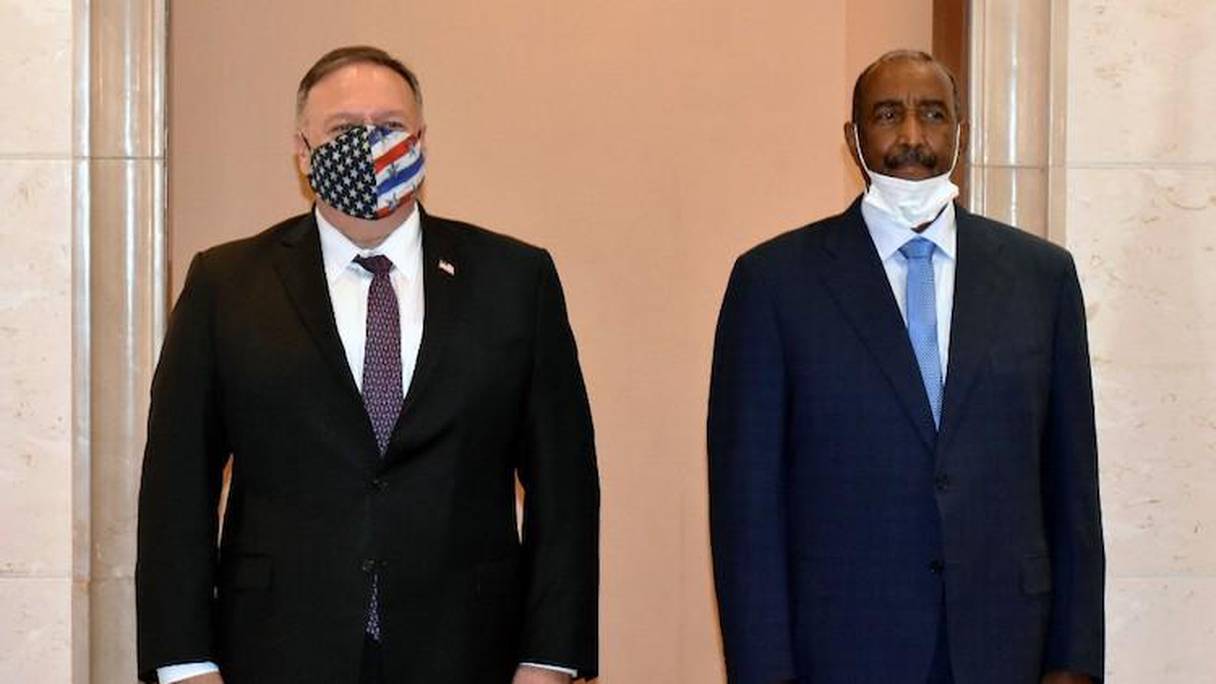 Le secrétaire d'Etat américain Mike Pompeo (G) au côté du général Abdel Fattah al-Burhane, président du Conseil souverain à la tête du Soudan, à Khartoum le 25 août 2020.