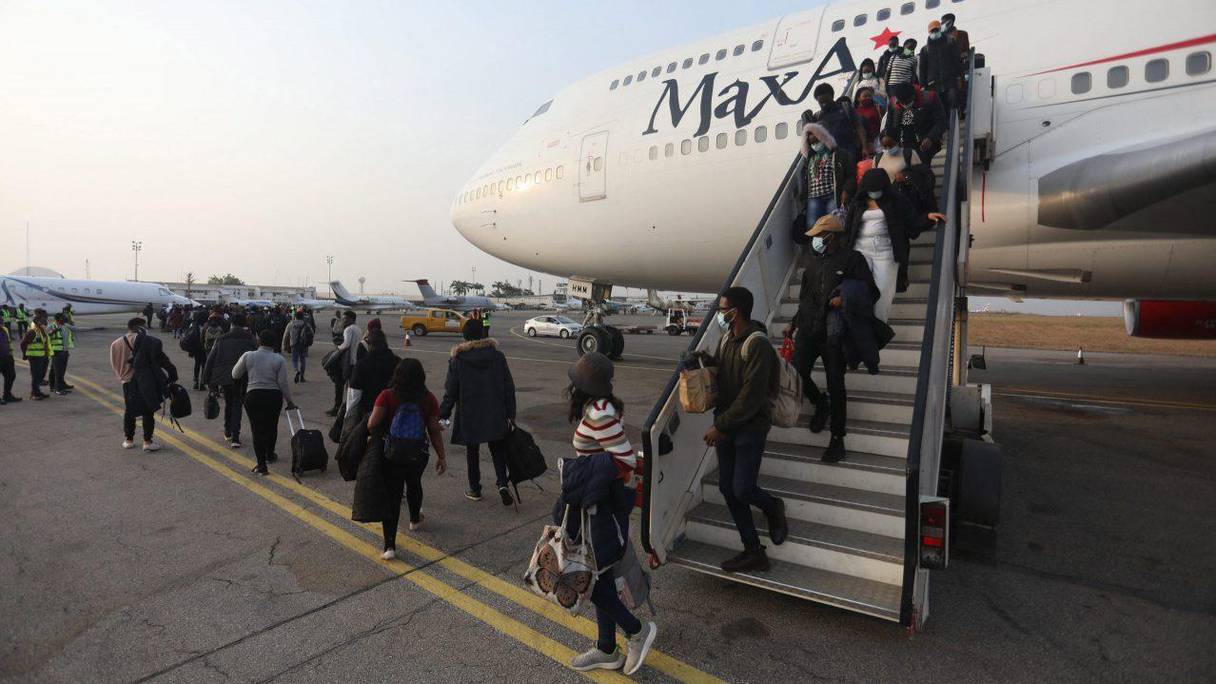 Des étudiants nigérians venant d'Ukraine arrivent à Lagos le 4 mars 2022. 