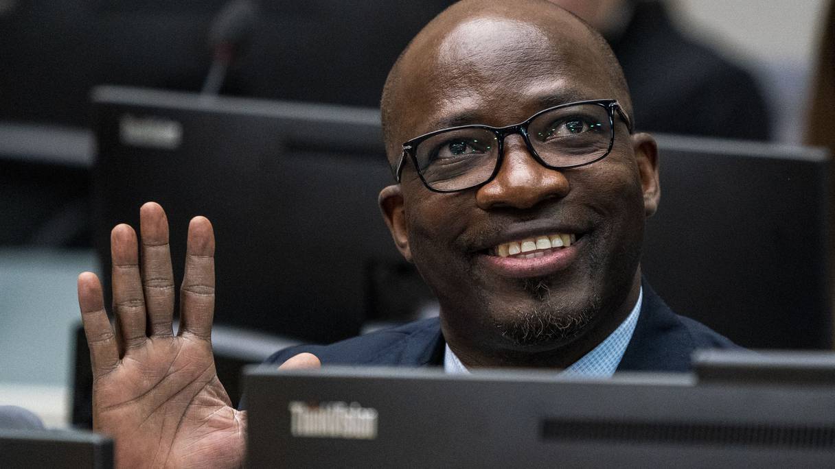 L'ancien dirigeant politique ivoirien Charles Ble Goude salue avant l'ouverture d'une audience de la chambre d'appel de la Cour pénale internationale (CPI) sa demande de reconsidérer les conditions attachées à sa libération à La Haye le 6 février 2020.