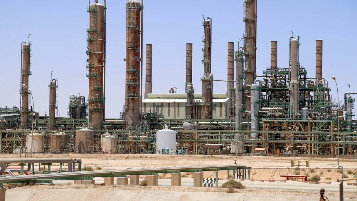 Une photo prise le 3 juin 2020 montre une raffinerie de pétrole dans la ville de Ras Lanuf, au nord de la Libye.