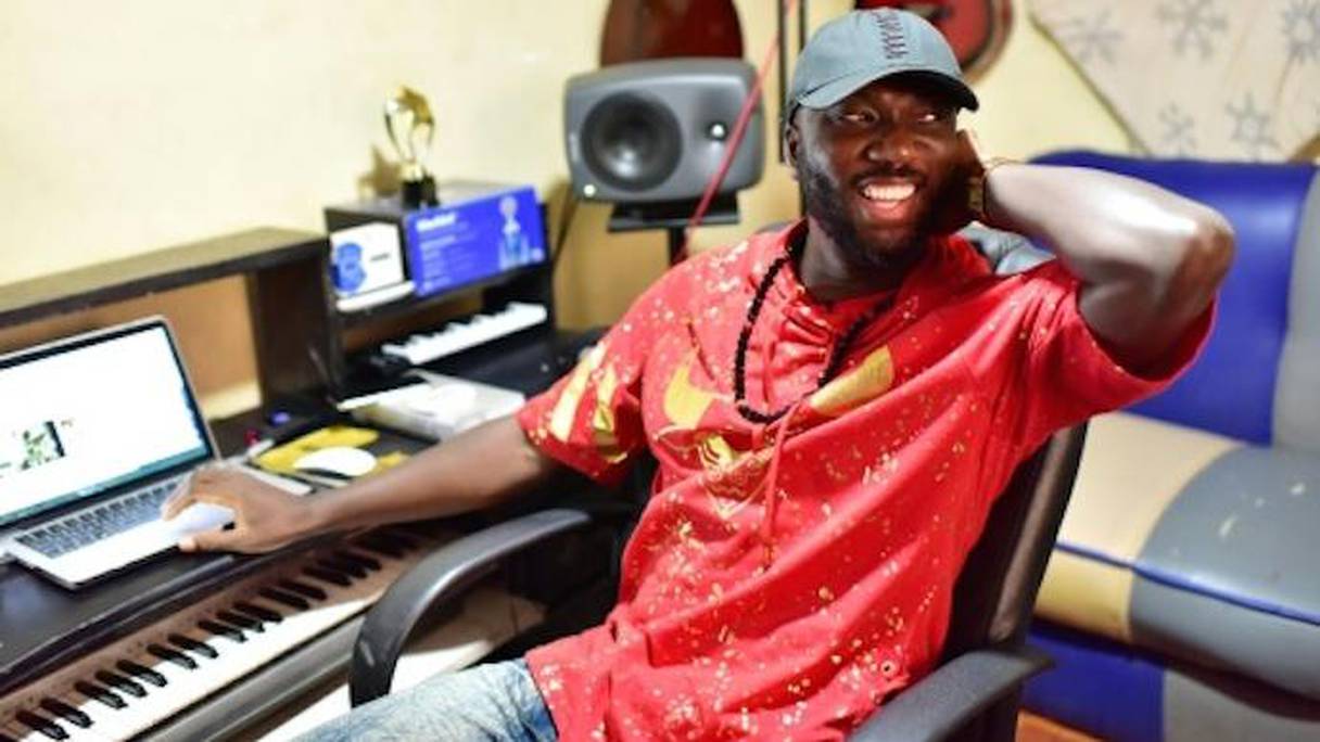Le chanteur sierra-léonais Emmerson Bockarie dans son studio à Freetown.