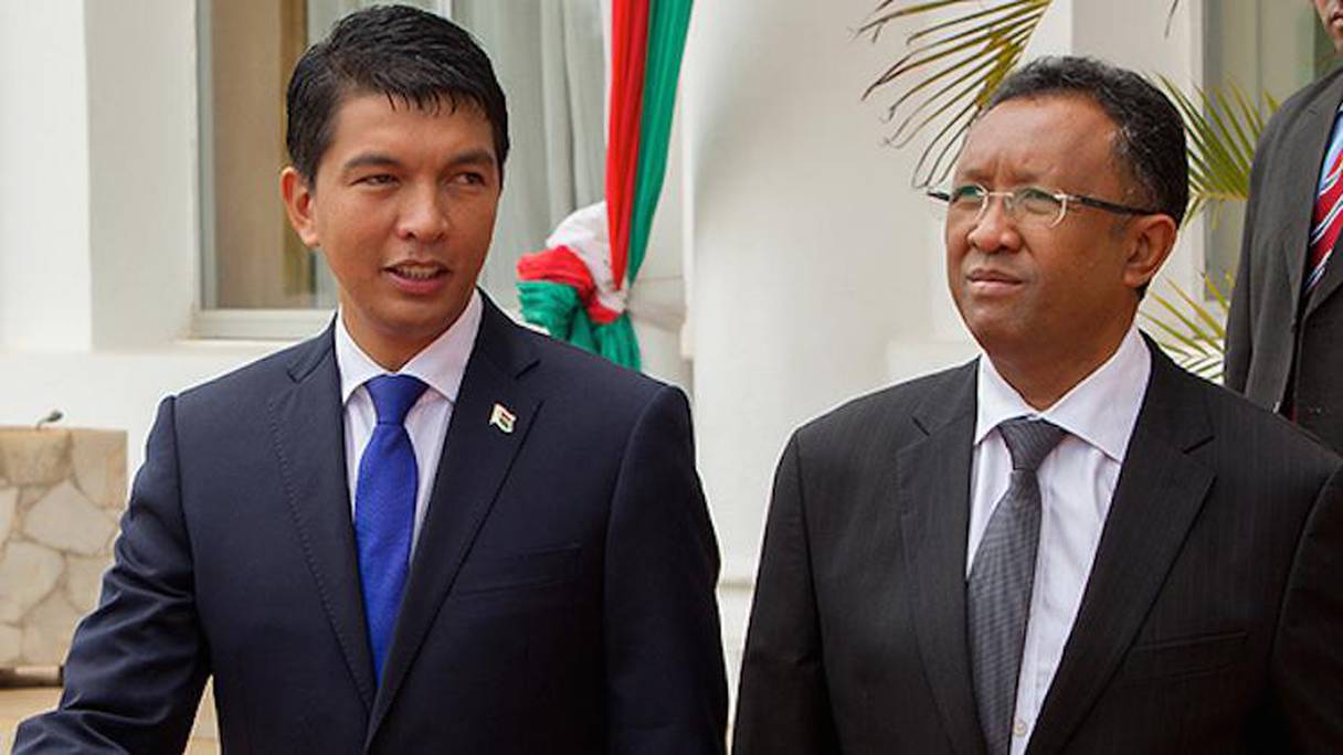 Le président Hery Rajaonarimampianina (à droite) et l’ancien président de la transition Andry Rajoelina. 
