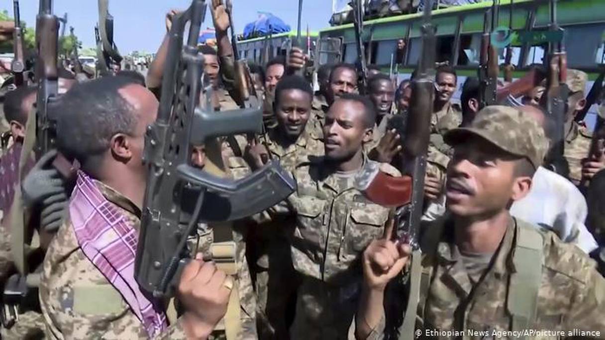 Soldats éthiopiens célébrant une de leurs victoires à la frontière avec le Tigré.