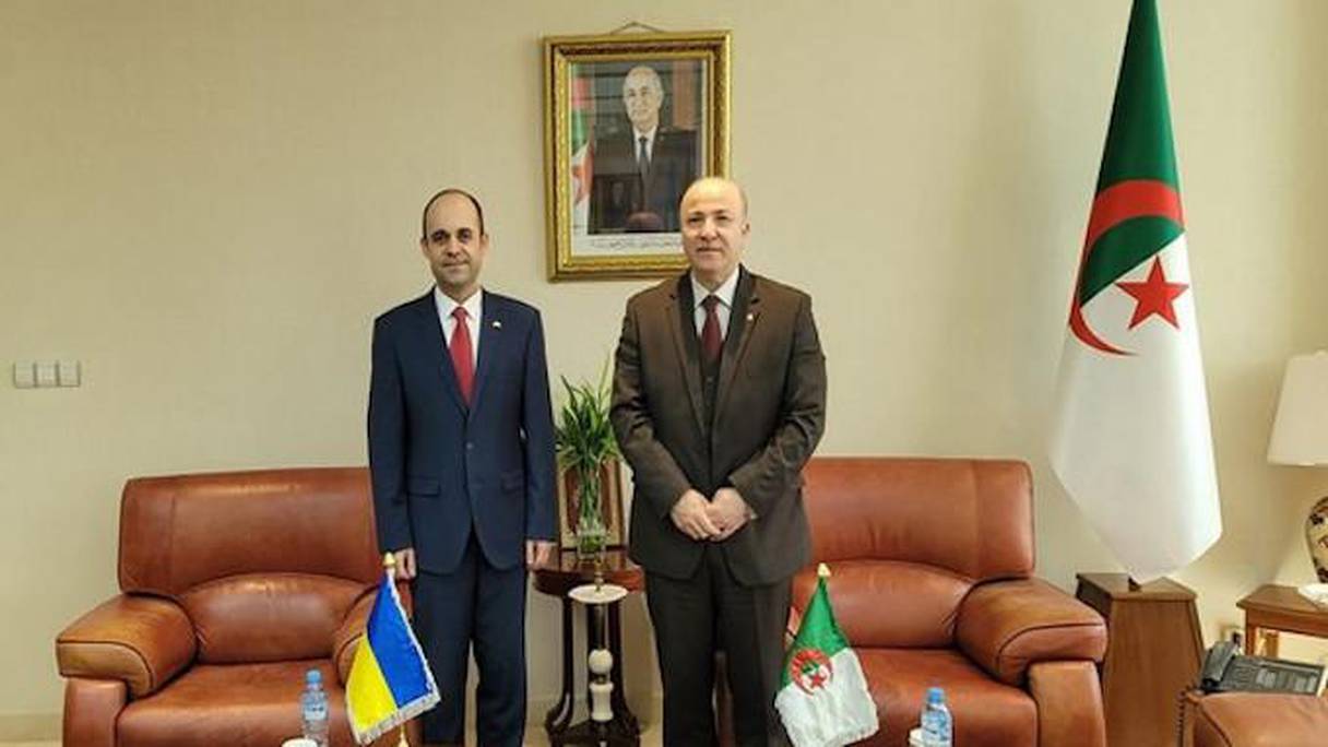 Le Premier ministre algérien, Aïmene Benabderrahmane, avec  l'ambassadeur de la République d’Ukraine en Algérie, Maksym Subkh.