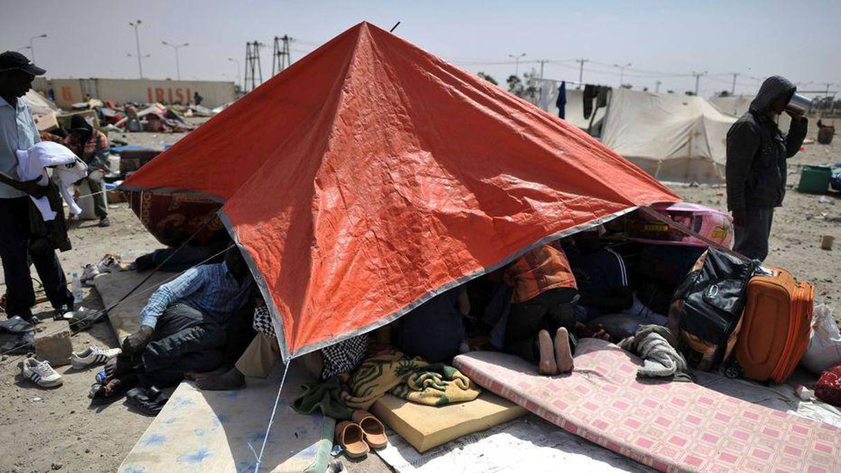 Une tente de fortune abritant des migrants, dans un camp en Libye. 