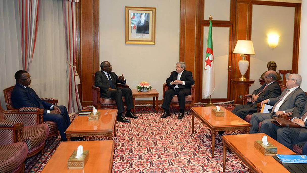 Ahmed Ouyahia, le Premier ministre algérien, recevant Mamady Touré, le ministre des Affaires étrangères et des Guinéens de l'étranger, le 5 décembre 2017 à Alger. Est-ce là que les relations ont commencé à se détériorer?