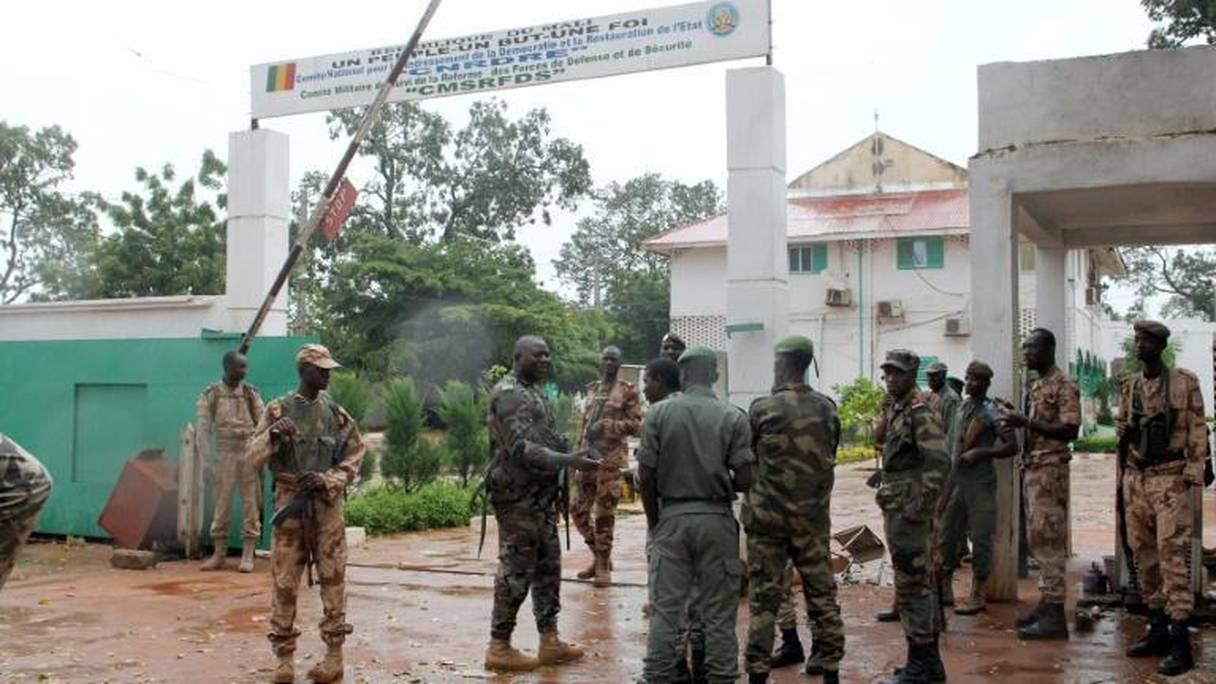 Des soldats maliens devant le camp militaire de Kati. 