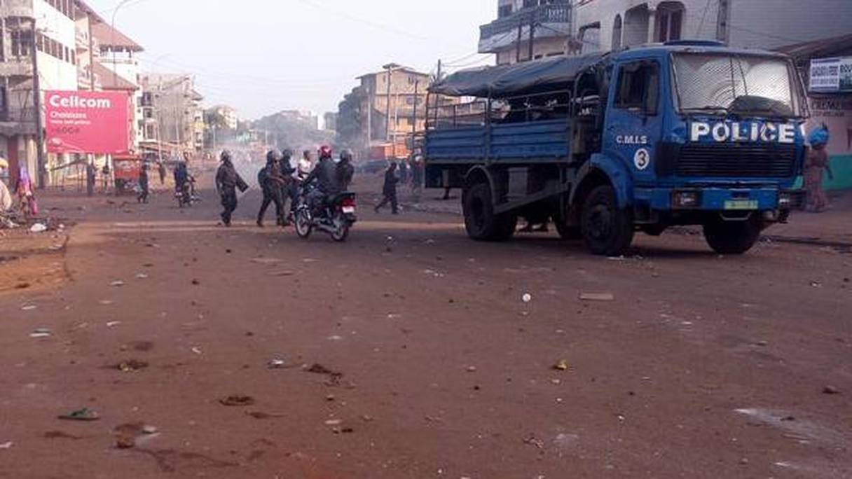 A Conakry, ce lundi 20 février, beaucoup de quartiers de la ville ont été pris d'assaut par des manifestants, y compris des zones fidèles au parti au pouvoir, habituellement calmes. 