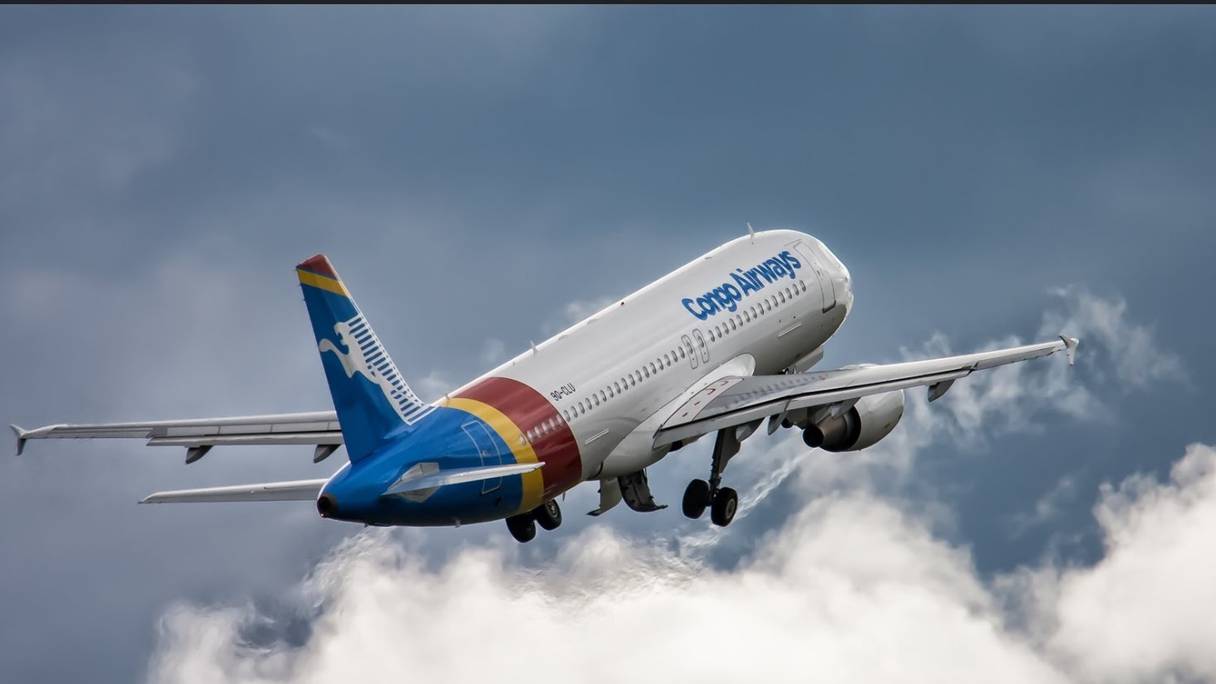 Un avion de la compagnie Congo Airways au décollage.