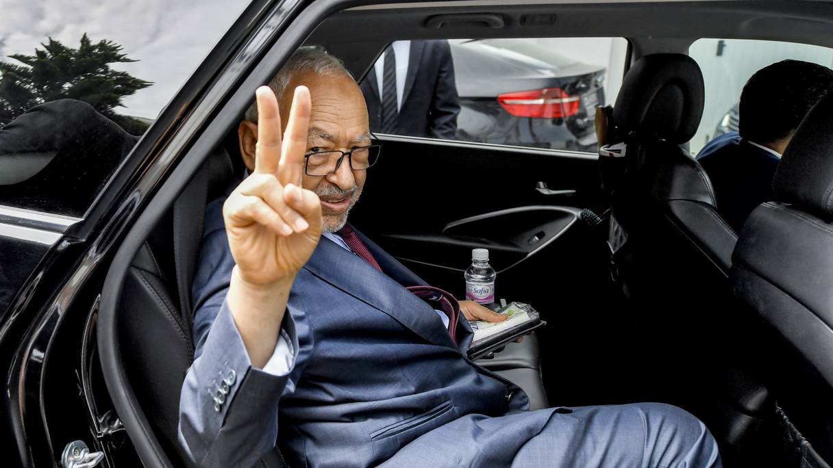 Rached Ghannouchi, chef du parti islamiste tunisien "Ennahdha", quitte son domicile pour se rendre dans les bureaux du procureur antiterroriste tunisien à Tunis, la capitale, le 20 septembre 2022.