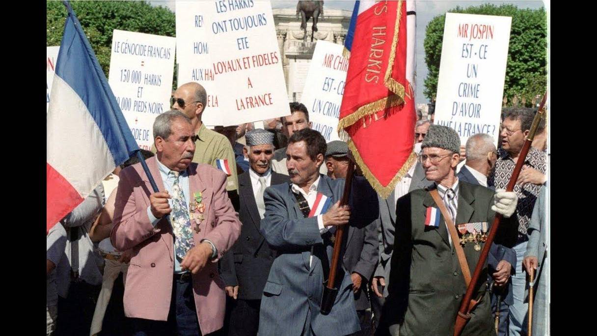 Les harkis manifestant en France.