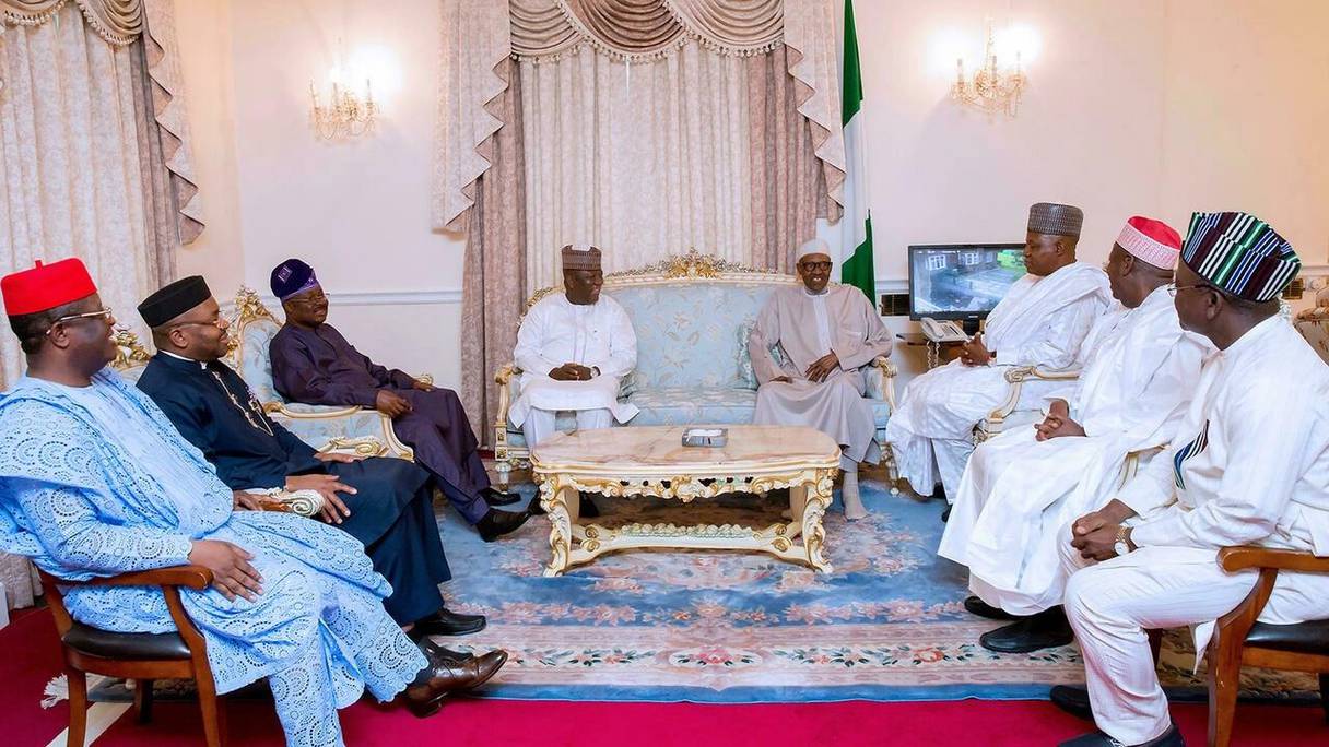  Le président nigérian Muhammadu Buhari entouré de plusieurs gouverneurs à Londres, le 26 juillet 2017. 