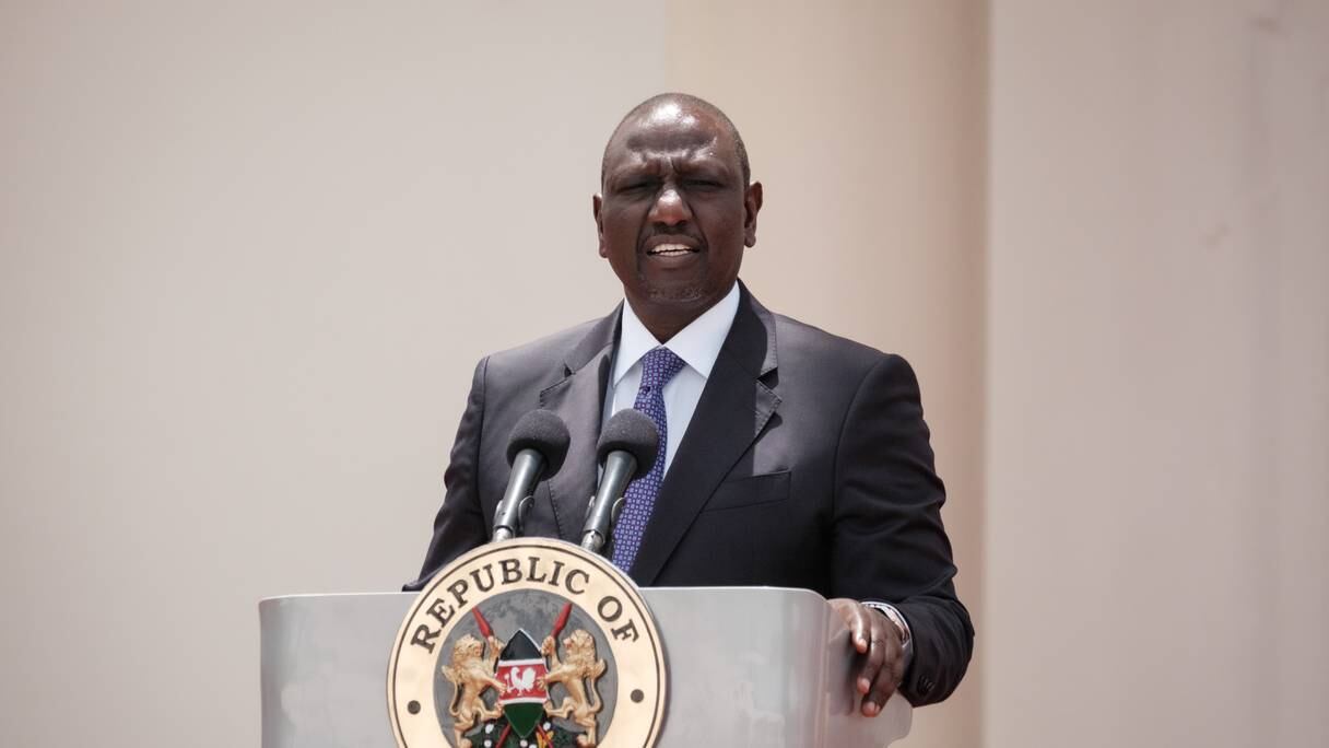 Le président kenyan William Ruto s'exprime lors d'une conférence de presse avec le Premier ministre espagnol Pedro Sanchez après leur rencontre à la State House à Nairobi le 26 octobre 2022.