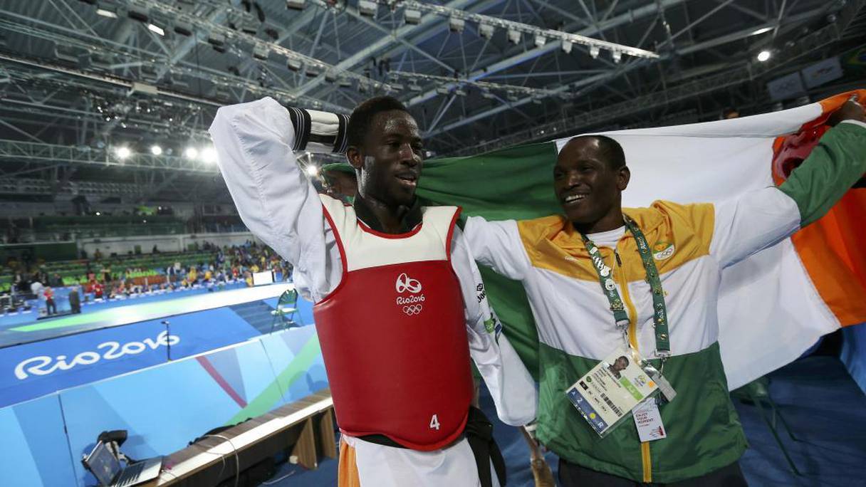 L'ivoirien Cheikh Cissé, médailler d'or au taekwondo et son entraîneur. 