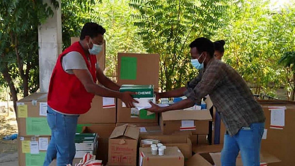 La branche éthiopienne de la Croix-Rouge distribue des médicaments.