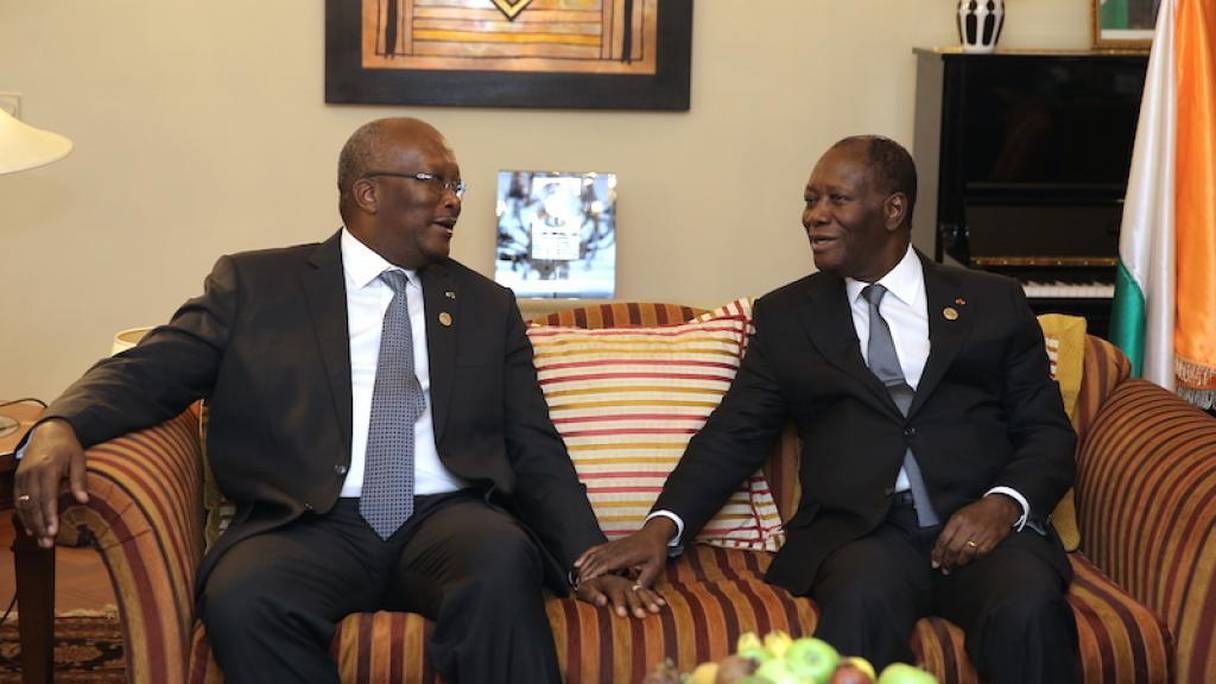 Le président burkinabè Roch Marc Christian Kaboré (gauche), en compagnie de son homologue ivoirien Alassane Ouattara.