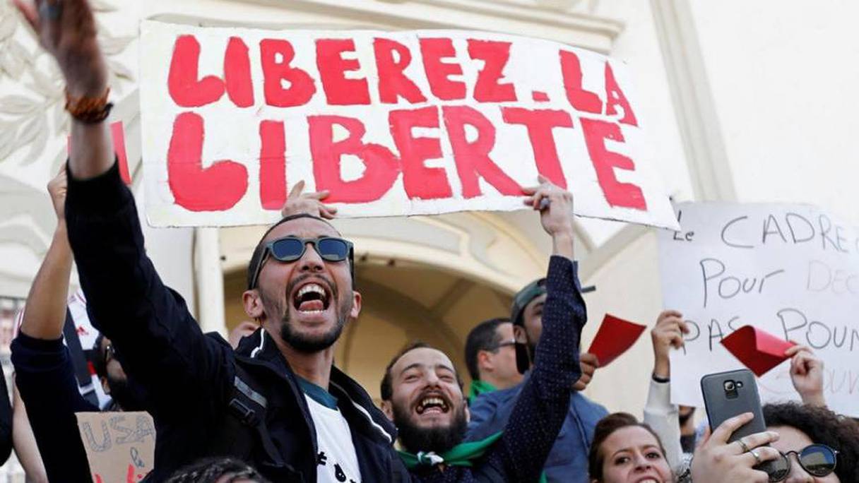 Le Hirak algérien s'est massivement mobilisé pour exiger la libération des détenus d'opinion. 
