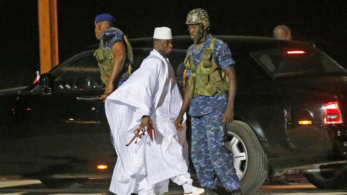 L'ancien président gambien, Yahya Jammeh à son arrivée à l'aéroport de Banjul avant de prendre son avion pour l'exil, le 21 janvier 2017.
