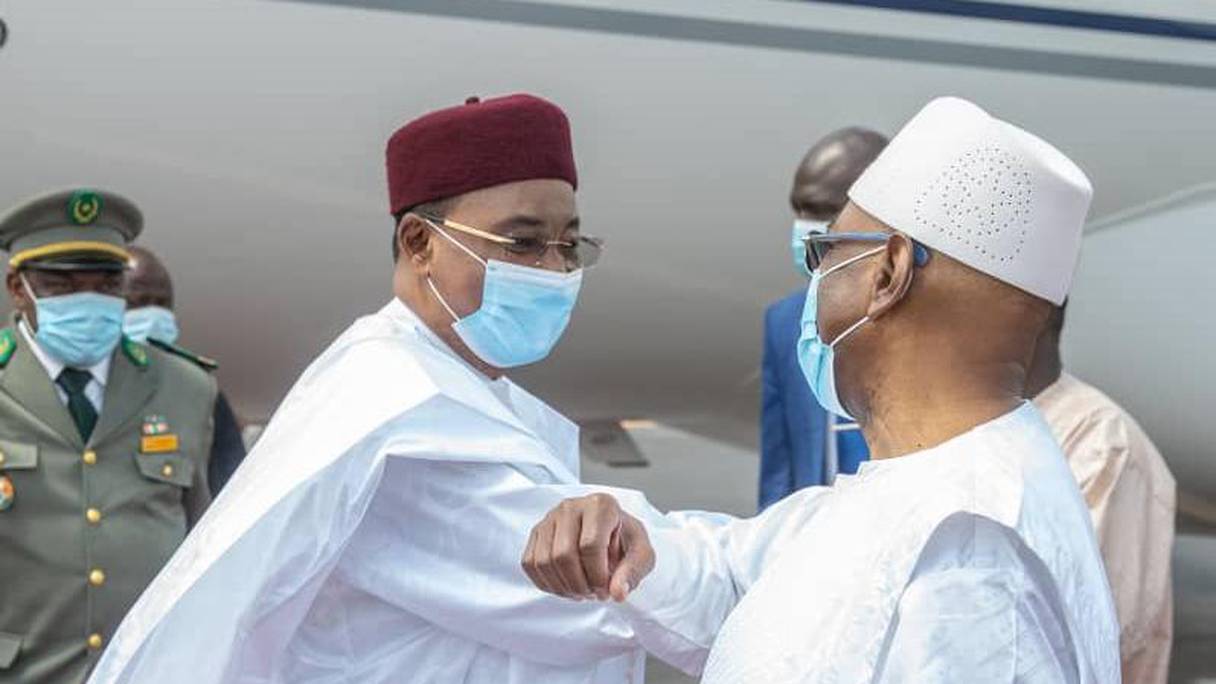 Mahamadou Issoufou du Niger saluant Ibrahim Boubacar Keïta du Mali, jeudi 23 juillet 2020 à son arrivée à Bamako. 