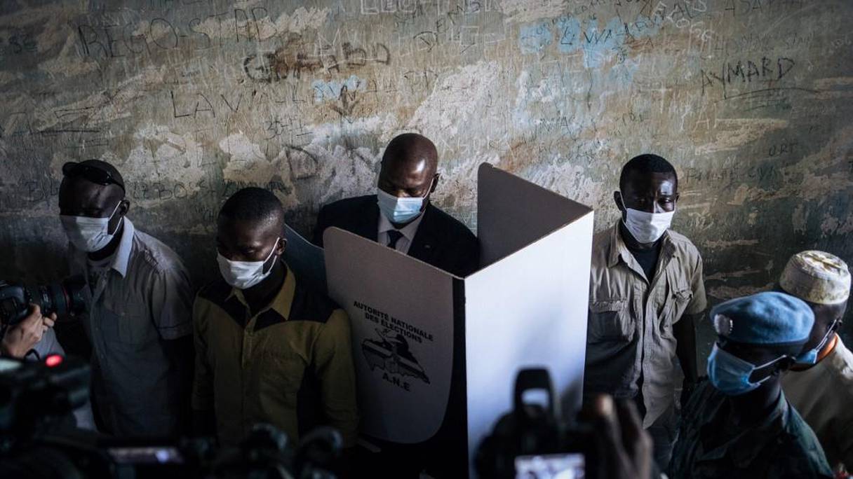 Le président centrafricain Faustin Archange Touadéra dans l'isoloir pour faire son choix, lors des élections de ce dimanche 27 décembre 2020.