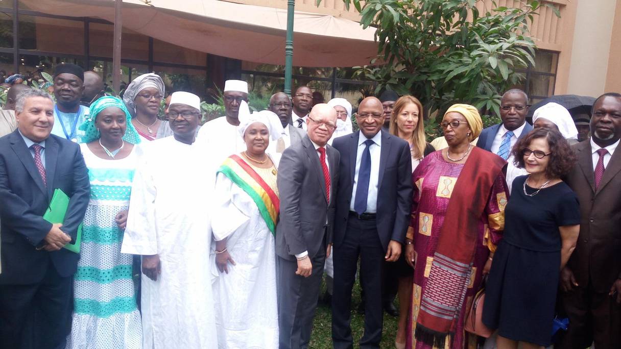 Le premier Soumeylou Boubeye Maïga, entouré des participants à l'atelier sur la mise en œuvre de la Politique Nationale de Prévention et de lutte contre l’extrémisme violent et le Terrorisme au Mali et dans l’Espace Sahélien. 