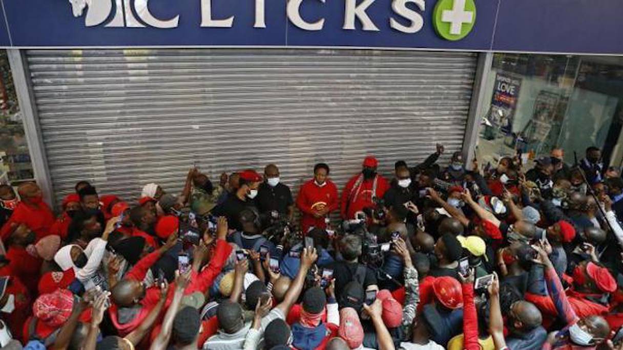 Des dizaines de militants de la gauche radicale ont manifesté lundi en Afrique du Sud devant des pharmacies de la chaîne Clicks.