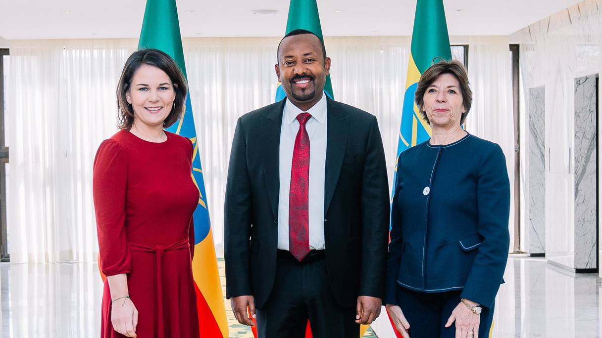 Les cheffes de la diplomatie française et allemande, Catherine Colonna et Annalena Baerbock, avec le Premier ministre éthiopien Abiy Ahmed.