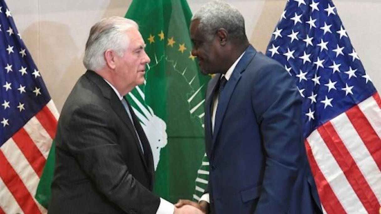 Le secrétaire d'Etat américain Rex Tillerson (à gauche) salue le président de la Commission de l'Union africaine, Moussa Faki, lors d'une visite le 8 mars 2018 à Addis Abeba. 
