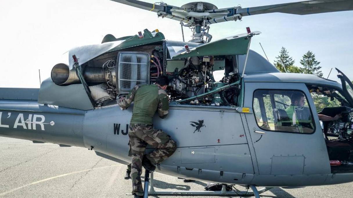 L’hélicoptère bloqué, de type Fennec, effectuerait une liaison logistique entre Douala, capitale économique du Cameroun, et Libreville, capitale du Gabon. 