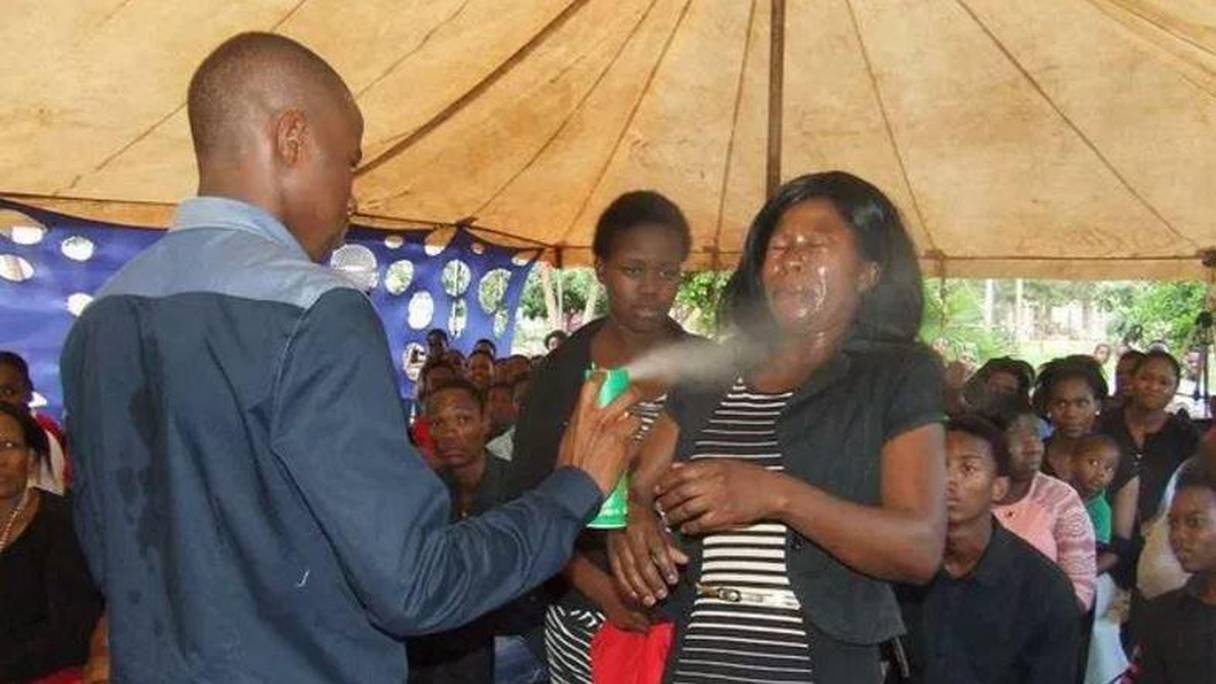 Prophète Lethebo Rabalago avec une de ses fidèles en train d'administrer son "traitement". 