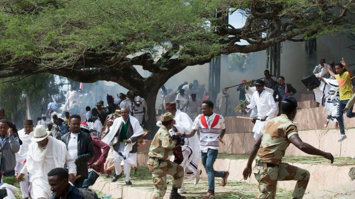 Des festivaliers fuient après des affrontements entre policiers et manifestants suivis d'une bousculade mortelle à Bishoftu (sud d'Addis Abeba), le 2 octobre 2016 