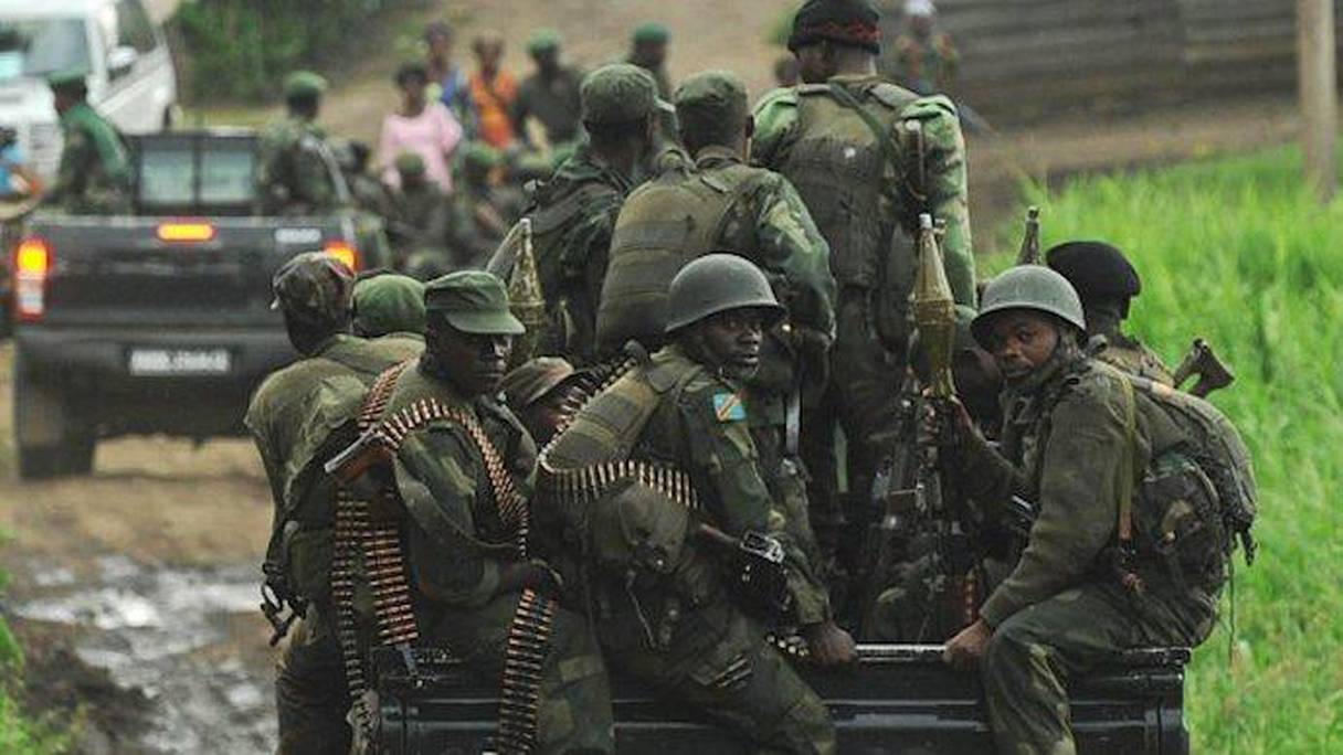 Un soldat des forces armées de la République démocratique du Congo tient son arme lors d'une patrouille de sécurité autour de l'aérodrome de Kiwanja, à 70 kilomètres de la ville de Goma dans l'est de la République démocratique du Congo, le 3 avril 2022 .