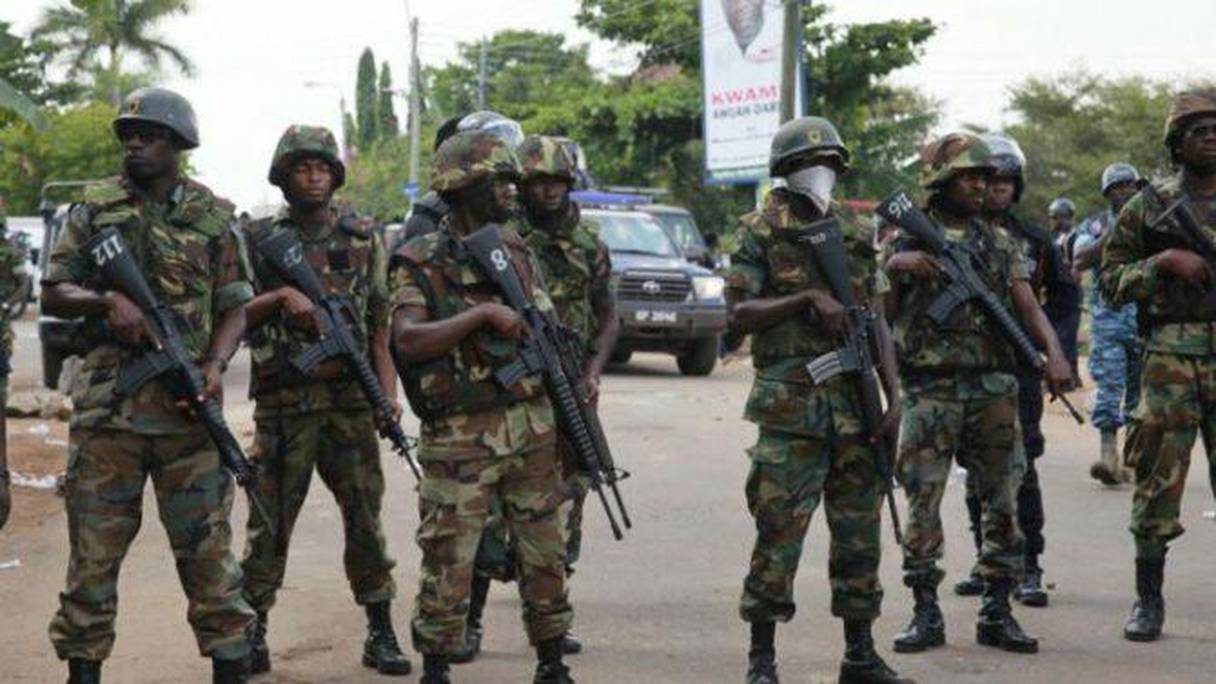 Des éléments de l'armée ghanéennes protégeant le parlement. 