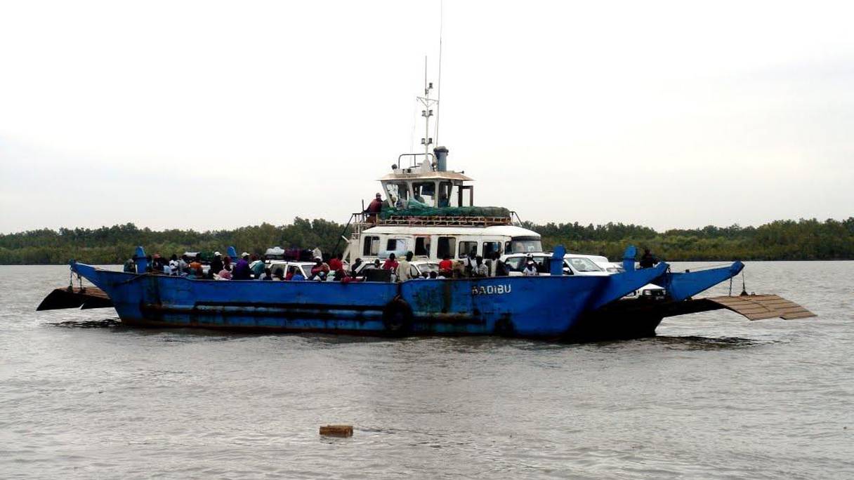 Ce ferry vieux de plusieurs décennies, a longtemps assuré la traversée du fleuve Gambie. Il sera remplacé par un pont qui sera livré dans 30 mois.