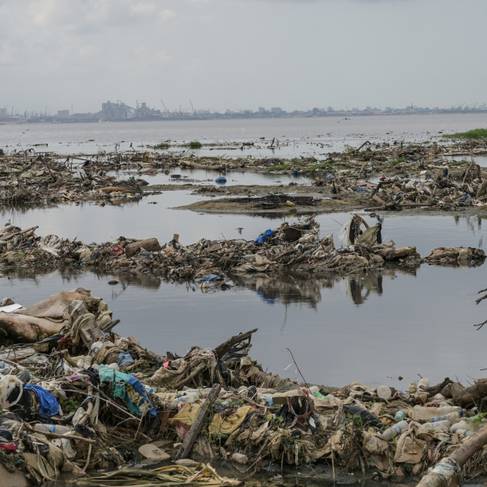 Pollution plastique à Abidjan