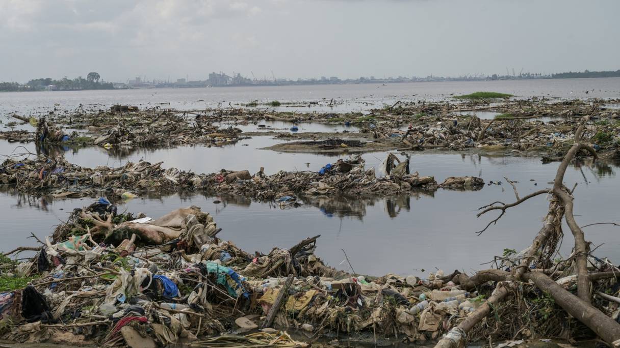 Des déchets plastiques et d'autres matières déversés dans la lagune Ebrié par le ruissellement des eaux usées et de la pluie, au village de Beago à Yopougon, le 20 juillet 2022.