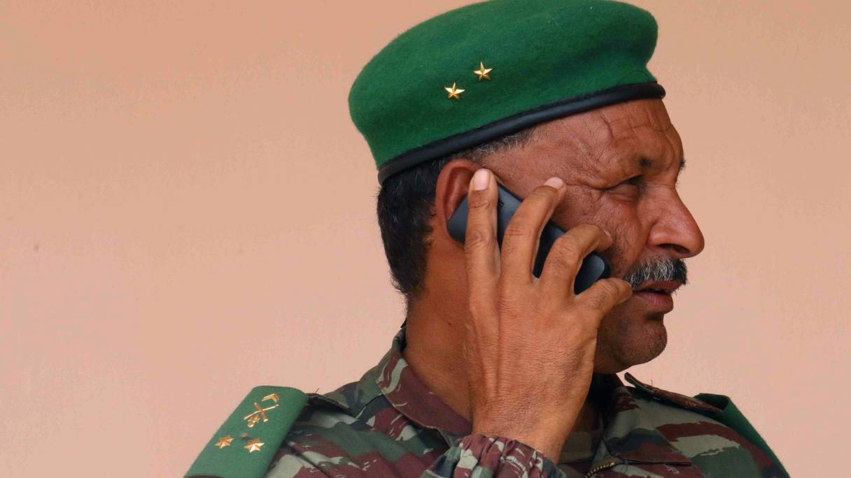Le général touareg de l'armée malienne Ag Gamou parle au téléphone le 17 mai 2014 après la disparition d'une trentaine de civils et de soldats à la suite d'affrontements entre des militants séparatistes et l'armée malienne dans la ville de Kidal, dans le nord du pays, contrôlée par les rebelles.