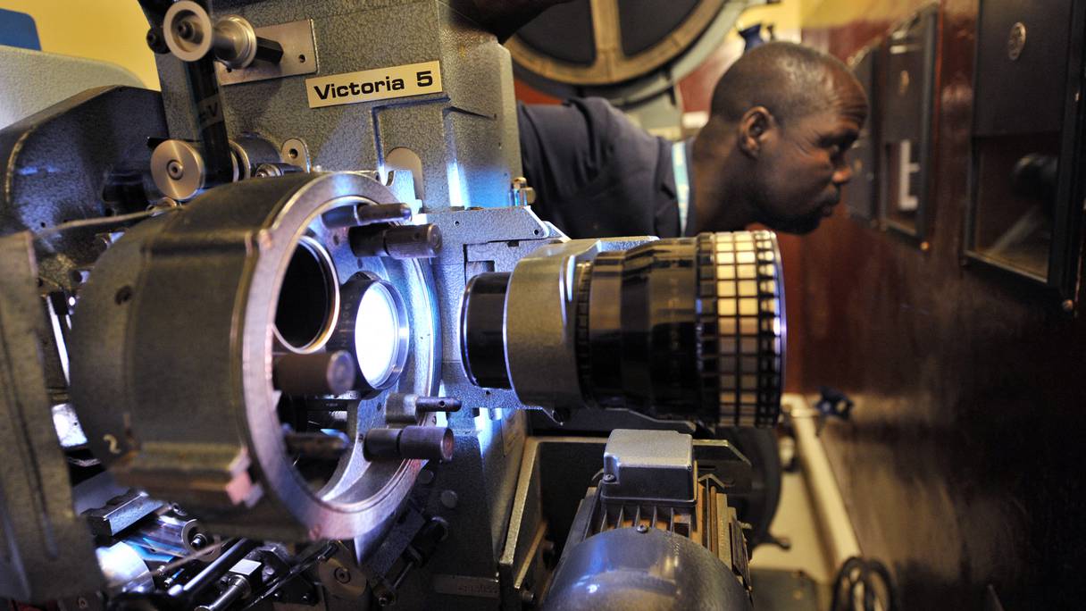Un projectionniste dans la cabine de projection du Cinéma Burkina à Ouagadougou.