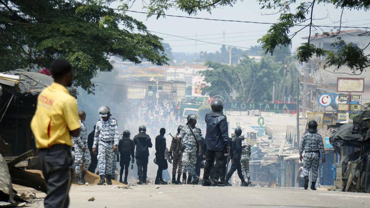 Heurts à Abidjan lors de manifestations contre le 3e mandat de Ouattara.