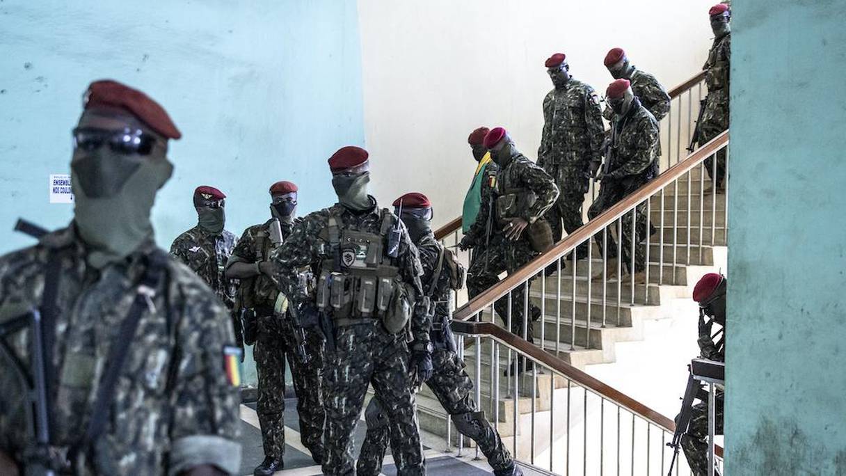 Le colonel Mamady Doumbouya accompagné de son imposante garde quittant le palais du peuple, mardi 14 septembre 2021.