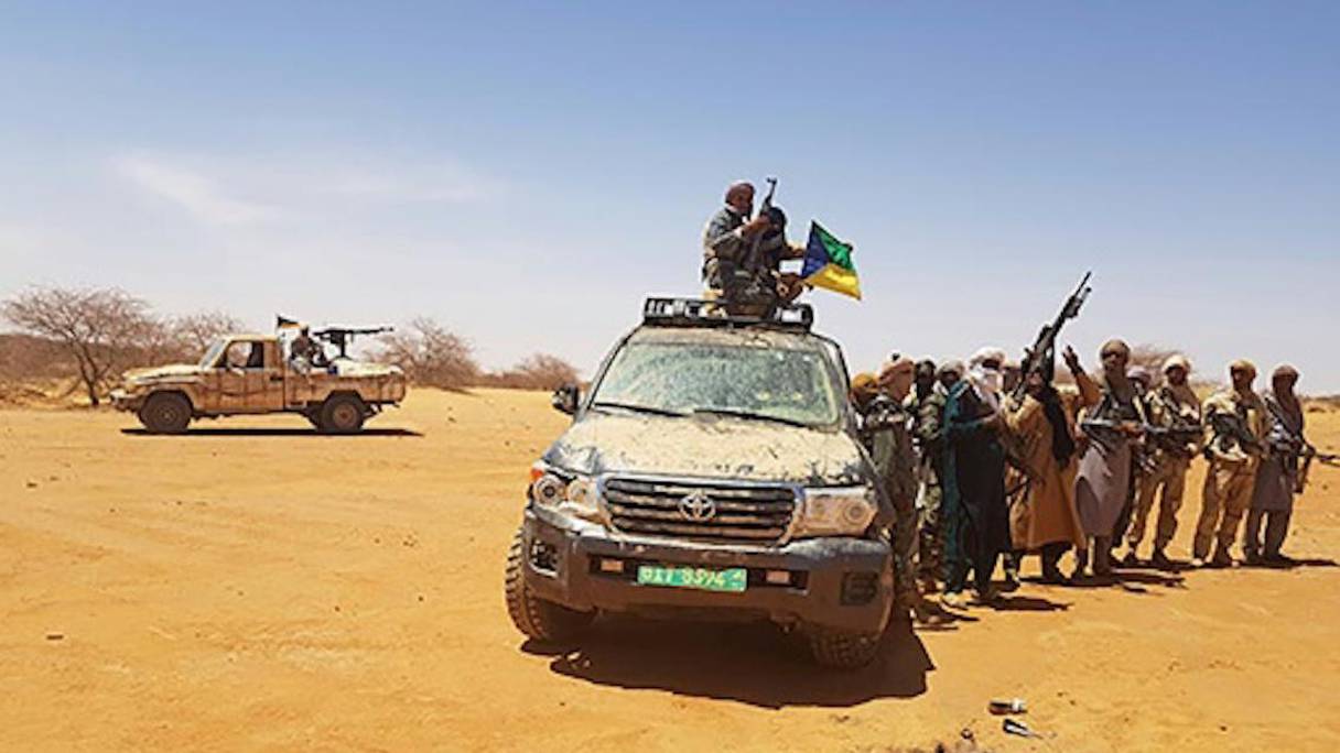 Des membres du Mouvement pour le salut de l'Azawad brandissent leur drapeau le 17 mars 2018 à Menaka (Mali) à bord d'un véhicule qui aurait appartenu à quatre soldats américains tué dans une embuscade au Niger le 4 octobre 2017.