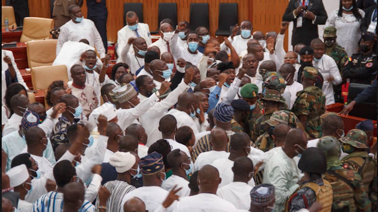 Bagarre rangée à l'Assemblée nationale ghanéenne lors de l'investiture du président élu Nana Akufo-Addo.