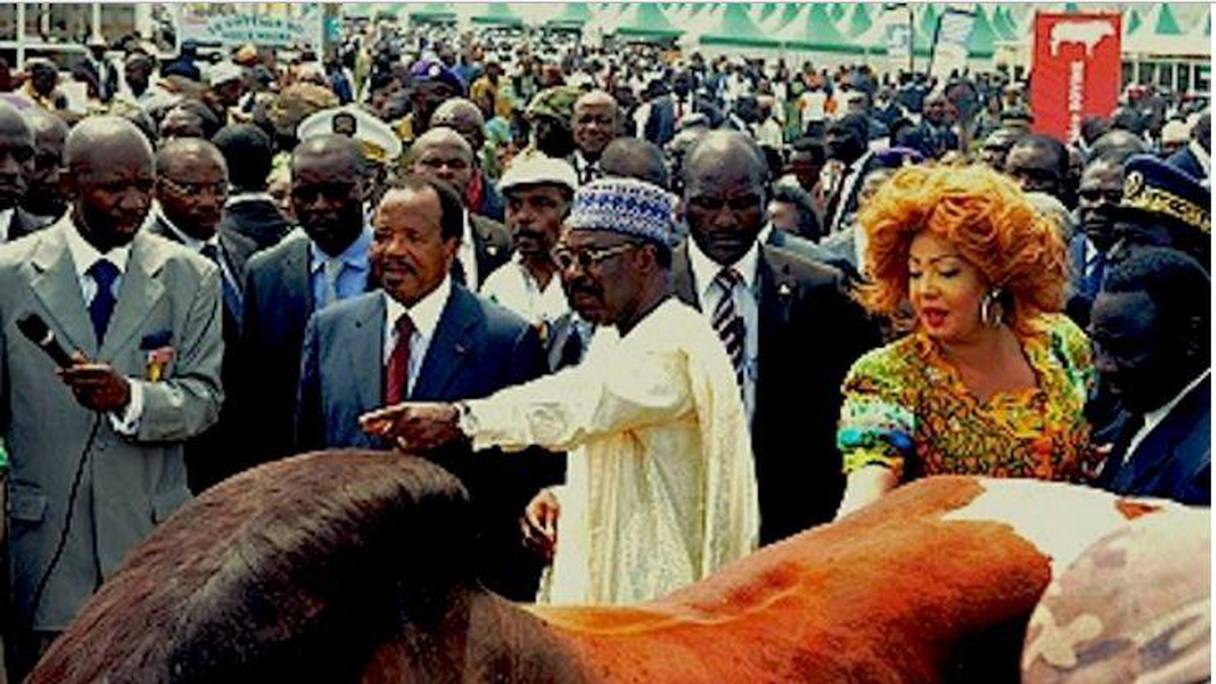 Ici l'une des rares apparitions de Baba Danpullo, au centre de la photo en boubou blanc, en compagnie de Paul Biya, président camerounais. 