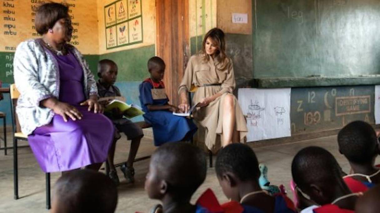 La Première Dame des Etats-Unis Melania Trump, visitant à Lilongwe (Malawi) une école primaire le 4 octobre 2018. 