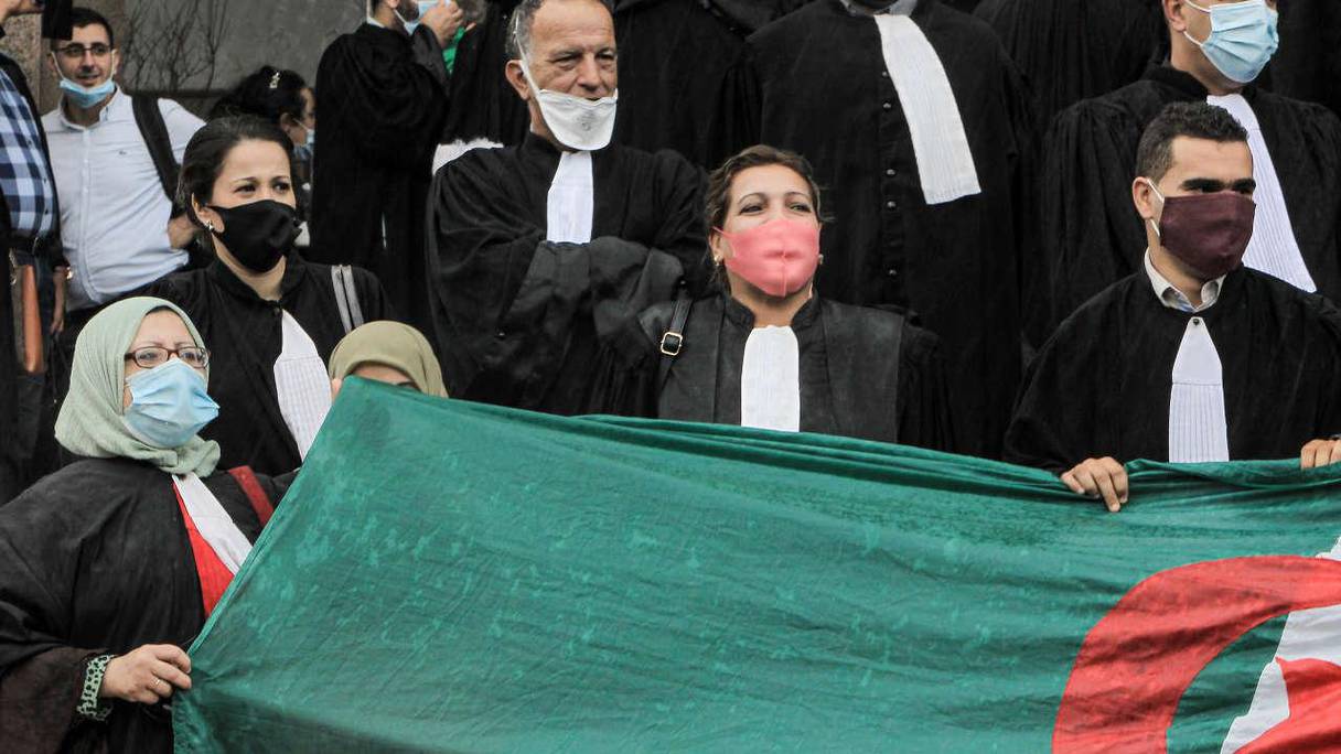Les avocats protestent contre la taxation excessive imposée par le régime. 
