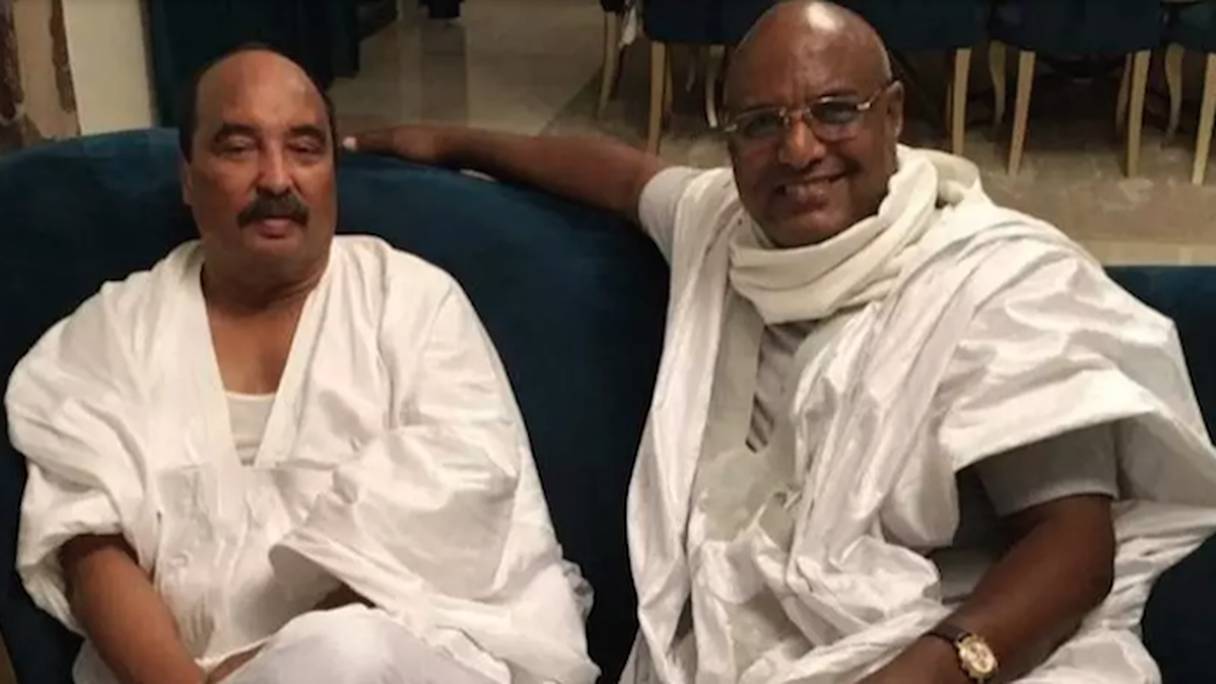 L’ex-président mauritanien (à gauche) Mohamed ould Abdel Aziz en compagnie de son avocat, Me Takioullah Eidda. 